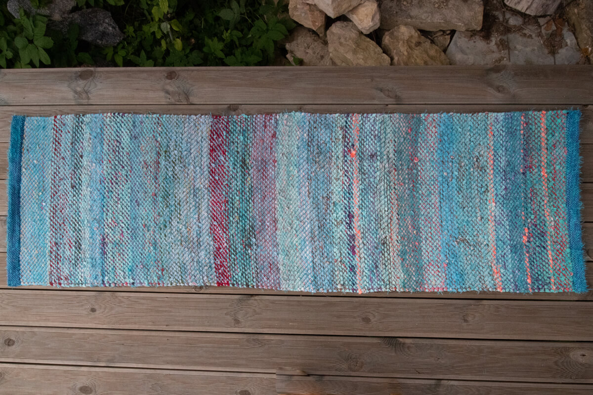 Terra Mama kangastelgedel kootud kaltsuvaip  "Taevased maasikaväljad I" Terra Mama kangastelgedel kootud kaltsuvaip  "Taevased maasikaväljad I"