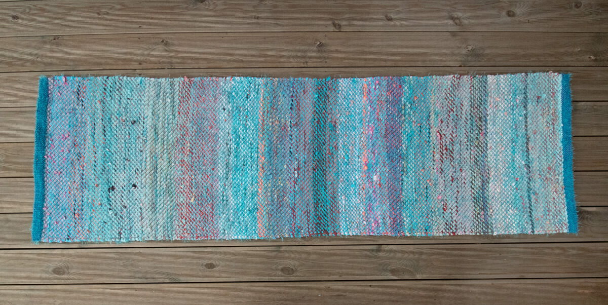 Terra Mama kangastelgedel kootud kaltsuvaip  "Taevased maasikaväljad II" Terra Mama kangastelgedel kootud kaltsuvaip  "Taevased maasikaväljad II"