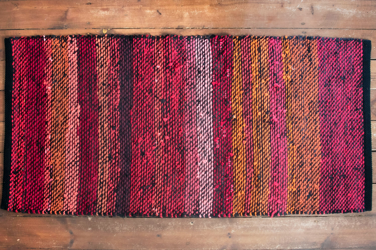 Terra Mama kangastelgedel kootud kaltsuvaip "Temperament ja mustad teksad" Terra Mama kangastelgedel kootud kaltsuvaip "Temperament ja mustad teksad"