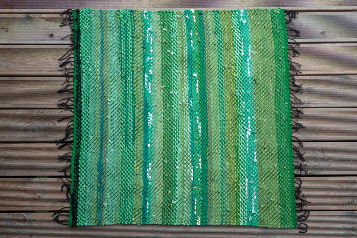 Terra Mama kangastelgedel kootud kaltsuvaip  "Vaikelu õitsva hortensiapõõsa ja grilliga" Terra Mama kangastelgedel kootud kaltsuvaip  "Vaikelu õitsva hortensiapõõsa ja grilliga"