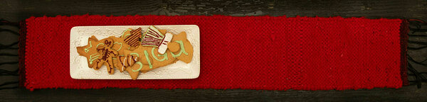 Terra Mama kangastelgedel kootud narmastega punane villane lauakate &quot;Päkapikkude ootamiseks&quot;