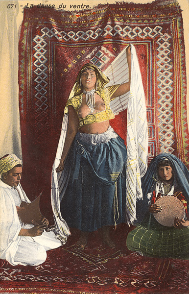 Paljud kutselised tantsijad Lähis-Idas tulid vastu lääne turistide nõudlusele erootilise meelelahutuse järele. Postkaart „La danse du ventre“, Lehnert & Landrock, 1900-1910. Wikimedia Commons 