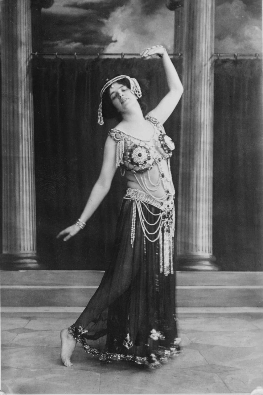 Kanada tantsija Maud Allan sai (kuri)kuulsaks oma Oscar Wilde’i näidendist inspireeritud tantsulavastusega „Visions of Salomé“ ja selle seitsme loori tantsu stseeniga. Pildil on Allan Salomé rollis, umbes 1906 - 1910. George Grantham Baini kogu / Kongressi Raamatukogu / Wikimedia Commons (autori repro). Vaata ka “idamaiseid” tantsustseene Ferdinand Zecca 1902. aasta filmis “Ali Baba ja 40 röövlit”