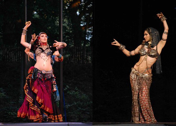 ATS ehk FatChanceBellyDance stiilile aluse pannud samanimeline trupp (vasakul) ja legendaarne tribal fusioni tantsija Rachel Brice (paremal) „Tribal Umrah“ festivalil Prantsusmaal, 2012. Trizel / Wikimedia Commons
