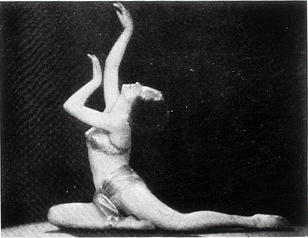 Ella Ilbak plastilisest tantsust: „Inimestele näib, et plastilisel tantsijannal ei ole mingit kooli, et tantsul ei ole üldse kindlat vormi, kuid see on eksitus. Plastiline tants on raske ja sügav kunst ning iga kunstiline väljendus tingib oma vormi“ (tsitaat Päevalehest, nr 77, 18. märts 1937). Foto: Rahvusarhiiv (autori repro)