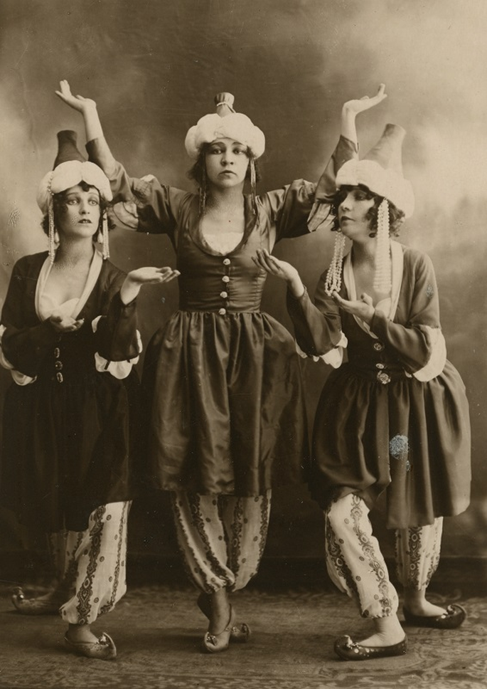 Emmy Holz, Rahel Olbrei, Lilian Looring. Straussi „1001 ööd“. (Estonia, 1921), Eesti Teatri- ja Muusikamuuseum