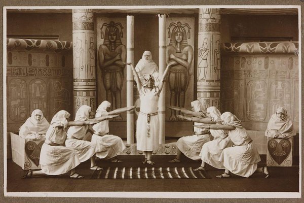 Läänemaa Õpetajate Seminari õpilased esitamas egiptuse teemalist "Templi tantsu", 1926. Rahvusarhiiv