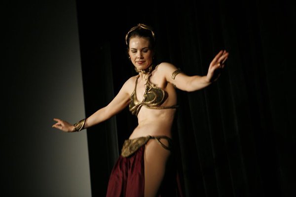 Kõhutantsija Amira Sa'id "Tähesõdade" filmikarakteri Leiana, 2007. Jenny Elwick / Wikimedia Commons