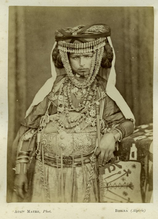 Ouled Naïli neiu Biskras, ca 1875. Auguste Maure / Wikimedia Commons