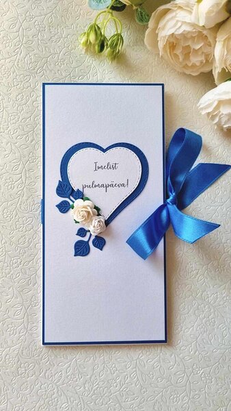 Rahakaart pulmadeks sinise raami ja valgete roosidega
