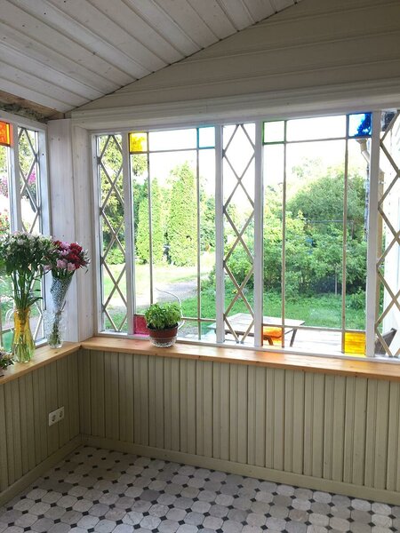 Veranda aknad ja paigaldus, laudis, looduskiviga plaaditud mosaiikpõrand Tallinnas Kristiines