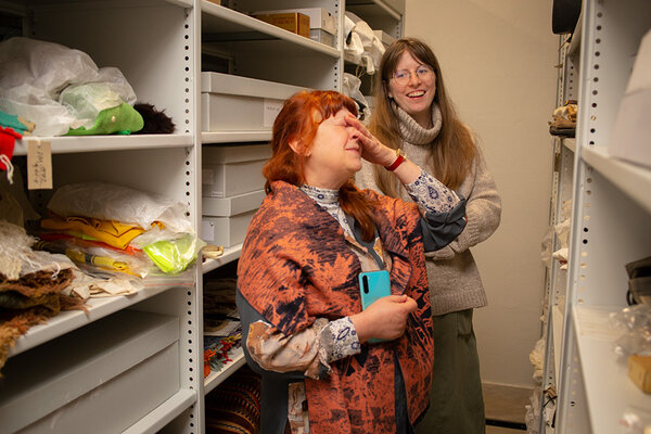 Tekstiilikonservaator Ruth Wittensteini Muuseumi hoidlas kauneid pottmütse imetlemas