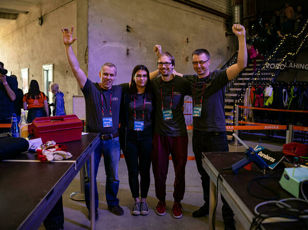 UNIFIED TEAMS
They only have one goal - to destroy the rival's robot