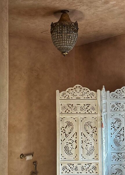 Kogu vannitoa viimistlus kavandati maroko stiilis. Seinu ja lagesid katab lubimarmorino.