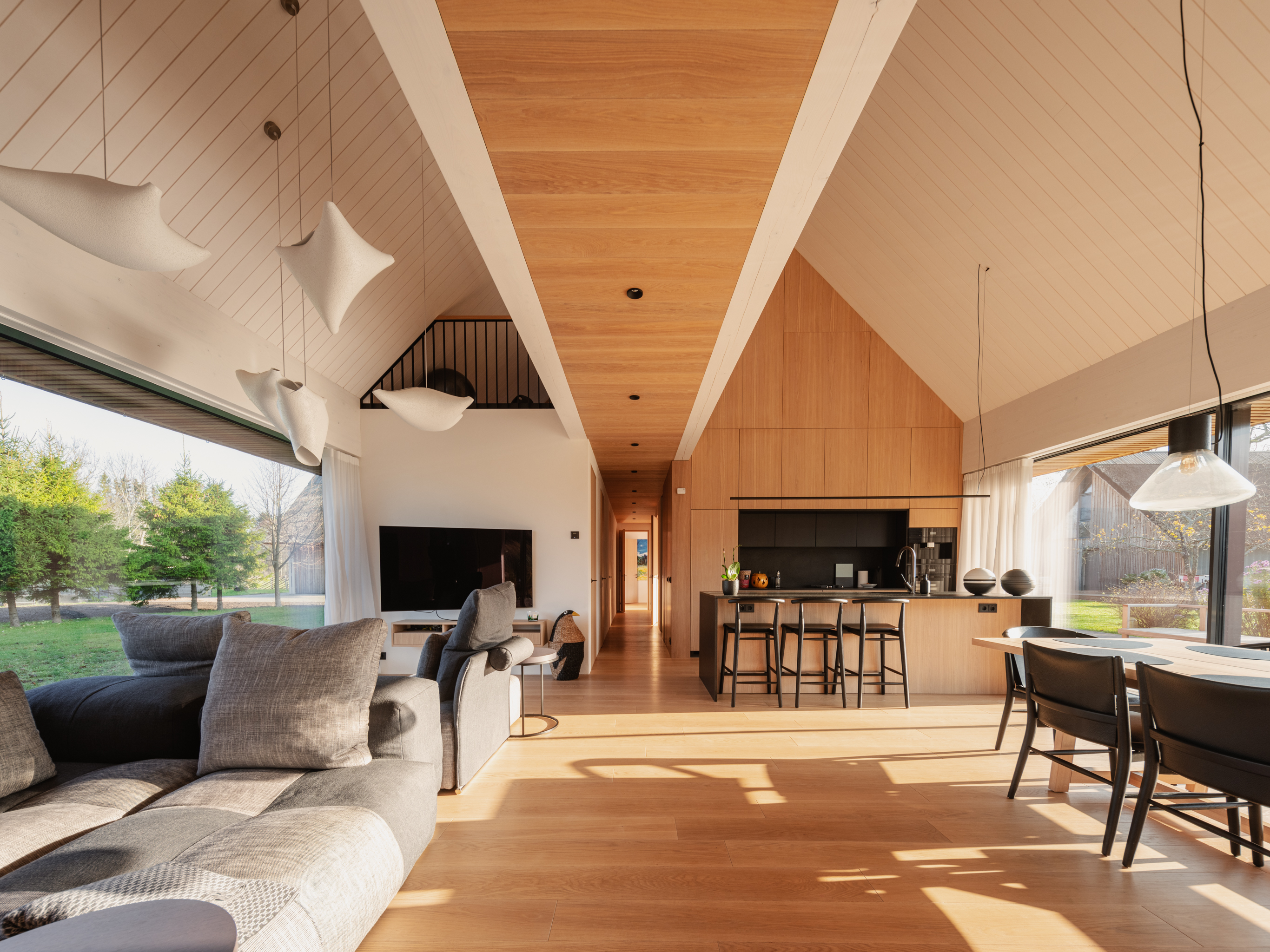 Avarad aknad toovad looduse elutuppa Avarad aknad toovad looduse elutuppa