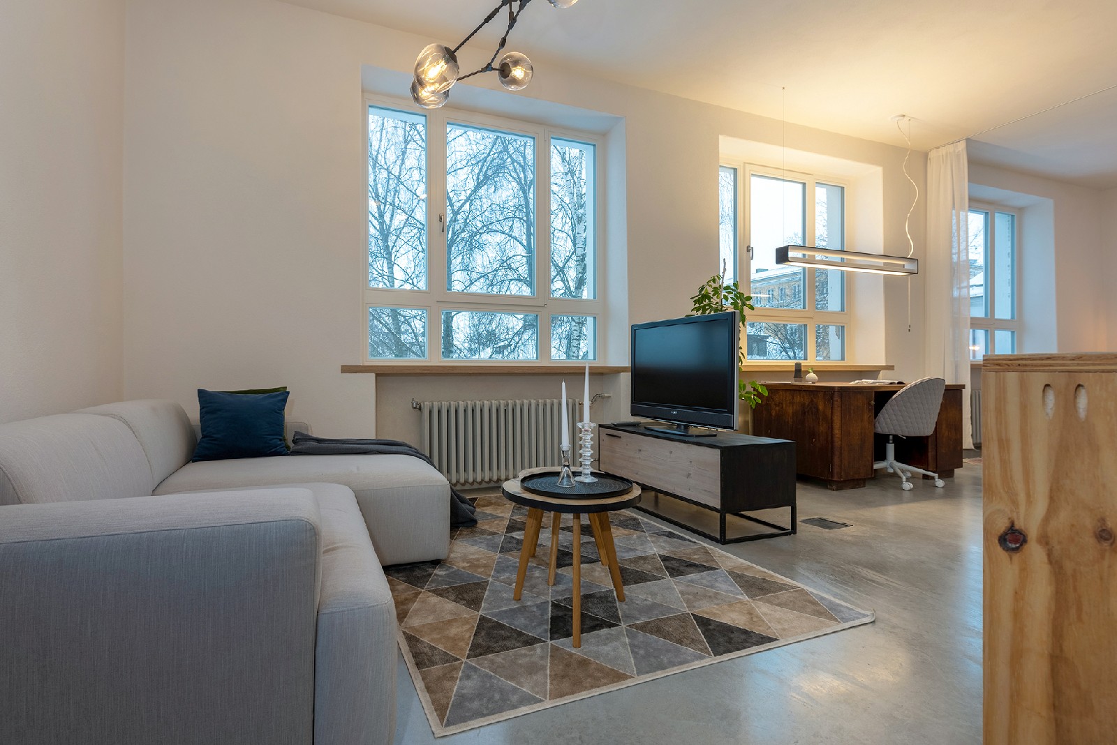 Valge lubivärviga ülevõõbatud kodu Valge lubivärviga ülevõõbatud kodu