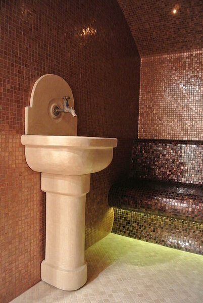 Tadelakt võimaldab katta ka erikujulisi vanne ja valamuid