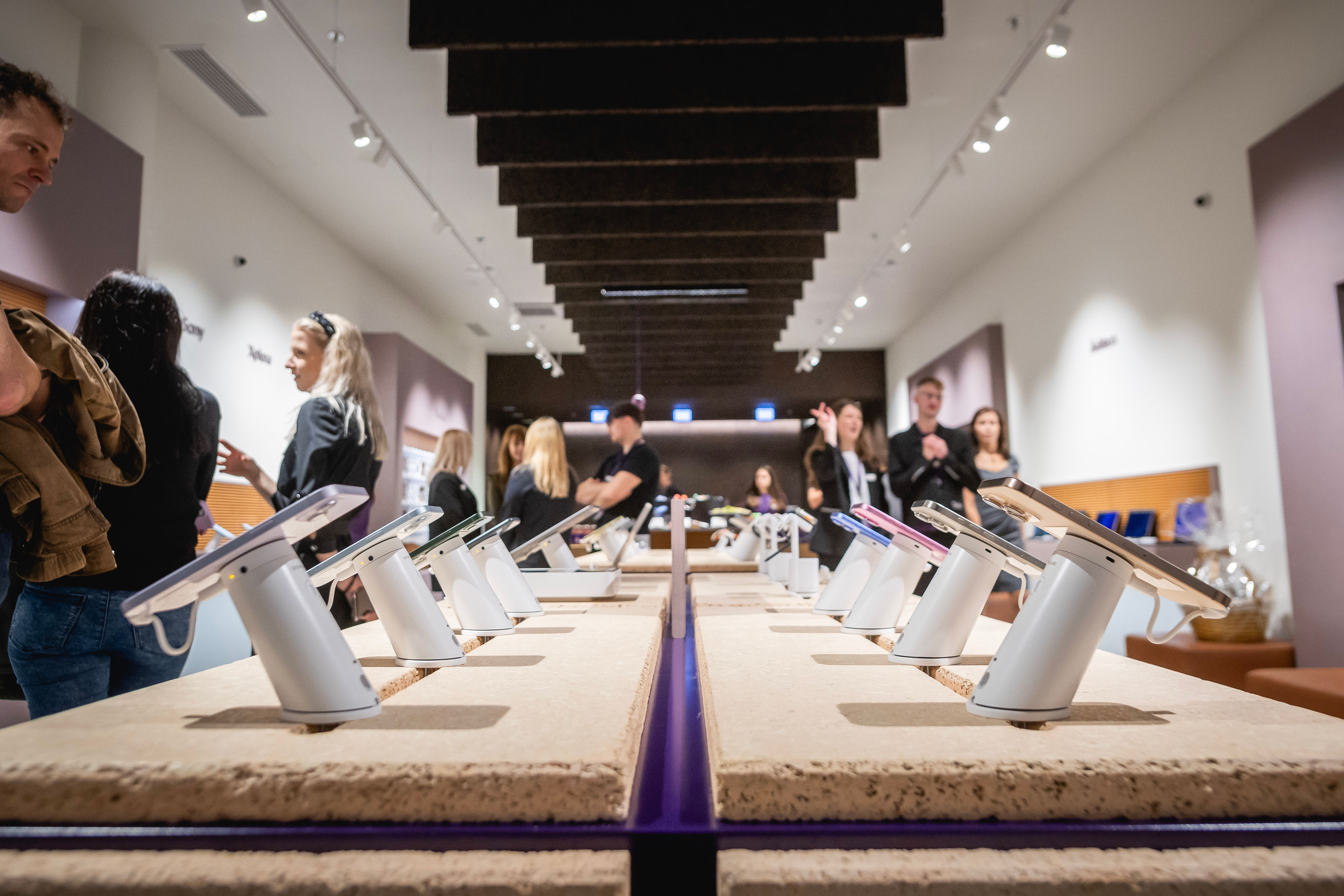 Lõheroosad kanepibetoonist lauad Telia esinduses Tallinnas Lõheroosad kanepibetoonist lauad Telia esinduses Tallinnas