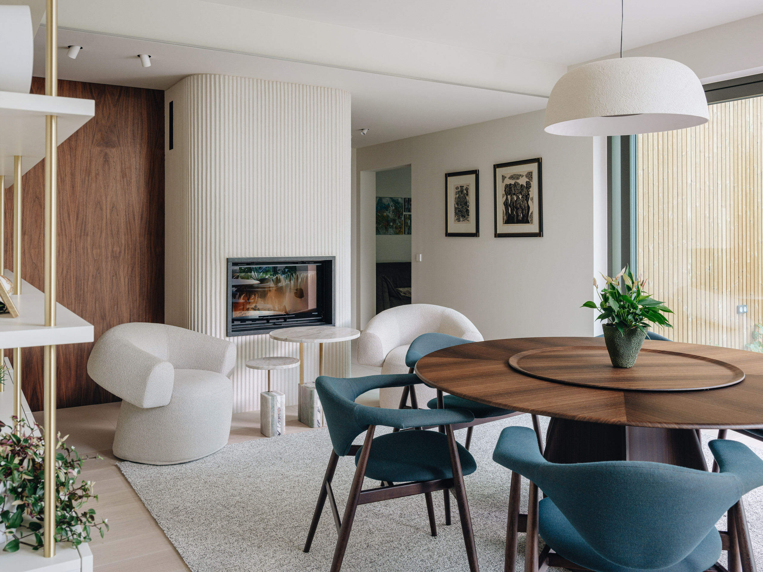 Loodusliku lubikrohviga viimistletuduugivaba triibuline kamin on selle kodu südameks Loodusliku lubikrohviga viimistletuduugivaba triibuline kamin on selle kodu südameks