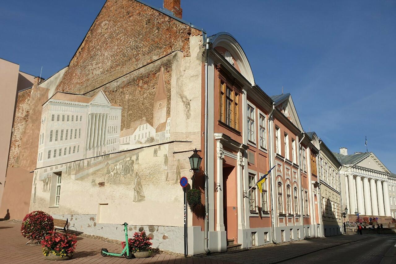 Tartu Ülikoolile kuuluva von Bocki maja nimena tuntud hoone raekojapoolse väliskülje taastamise käigus parandati krohvitud pinnad ja osaliselt lagunenud seinamaaling. Tartu Ülikoolile kuuluva von Bocki maja nimena tuntud hoone raekojapoolse väliskülje taastamise käigus parandati krohvitud pinnad ja osaliselt lagunenud seinamaaling.