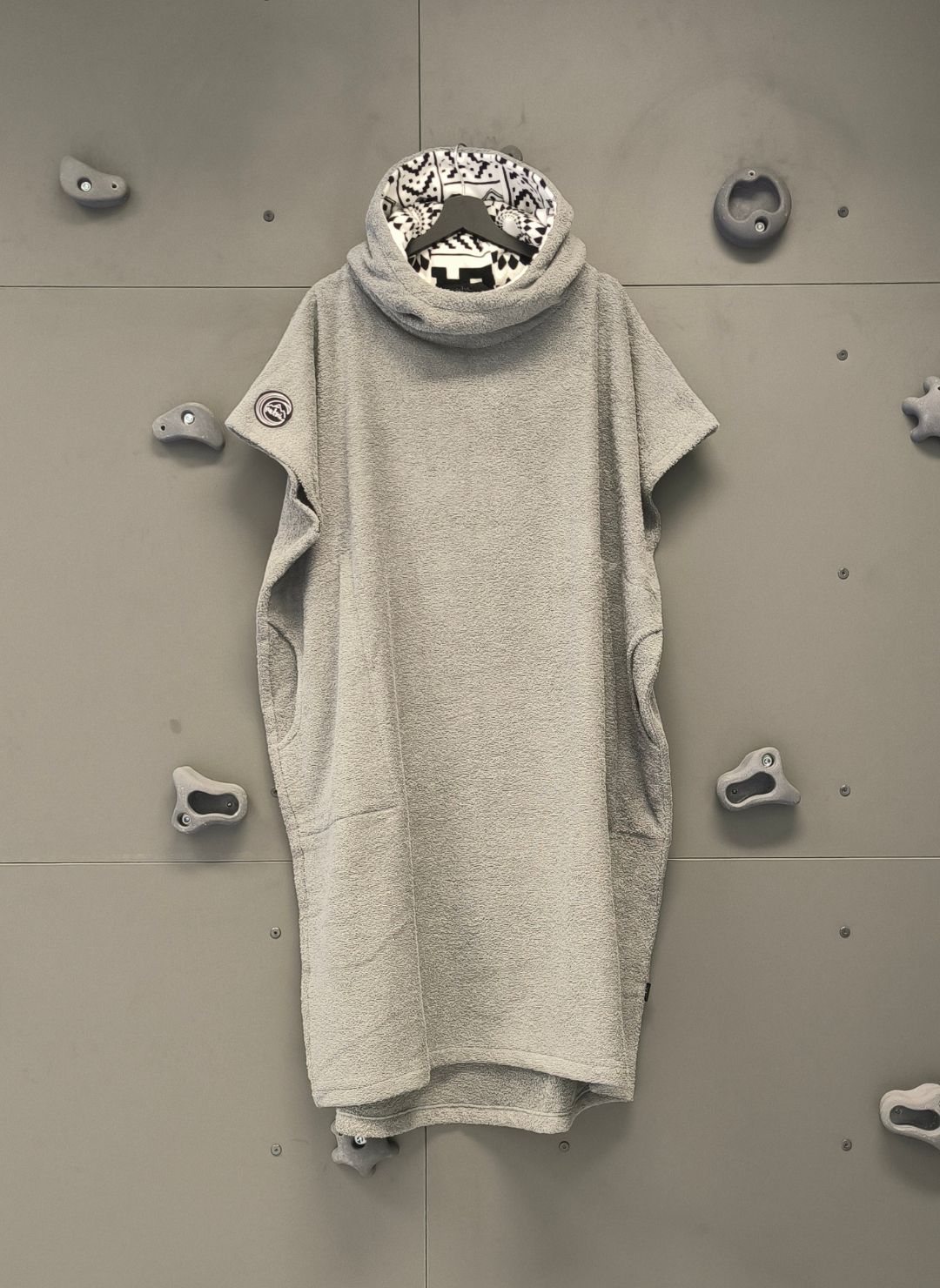 Hall + must-valge surfiponcho Hall + must-valge surfiponcho