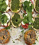 Bagel pesto, mozarella, tomati ja värske rohelisega