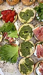 Bagel serrano singi, burrata, pesto ja värskega