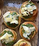 Juusturull pesto ja parmesaniga