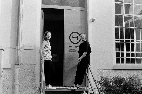 Galeriste Anna Feldhaus ar Ritumu Ivanovu īsi pirms atklāšanas