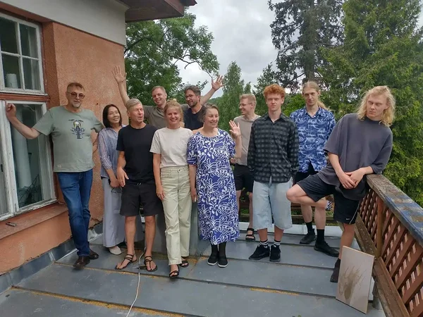 Brīdis atelpai. Plenēra dalībnieki: Eero Rass (no kreisās), Emma Rass, Ritums Ivanovs, Reinis Liepa, Laima Bikše, Jānis Dukāts, Inese Ciekure, Mārtiņš Zutis, Jānis Šneiders, Jānis Blanks un Rasmuss Ivanovs. Darbā aizrāvusies un nav klāt Signe Vanadziņa. FOTO: Sarmīte Feldmane