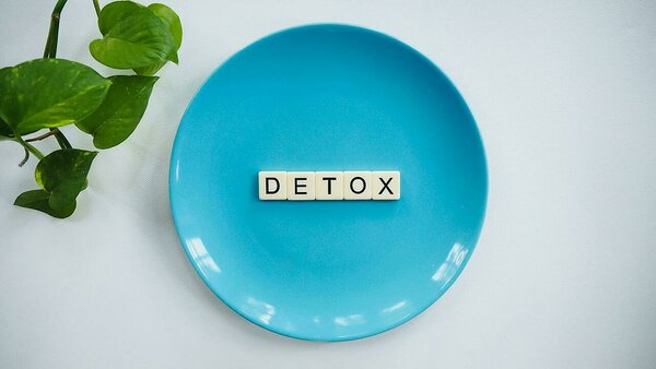 L'assiette bleue turquoise vide. Sur le fond est écrit Detox.