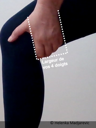 jambe-4 doigts de la main dessus plis de genoux