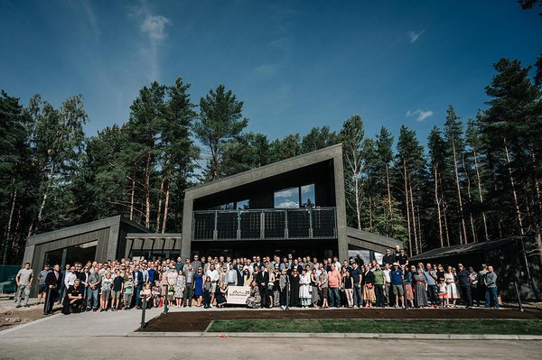 Eesti Puitmajaliit koos partnerite ja külalistega uue näidishoone ees. Foto: Jelena Rudi