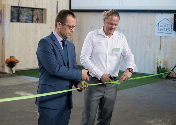 EstHus OÜ juhatuse liige Janek Paabut ja Tartu linnapea Urmas Klaas lõikasid läbi uue tootmisliini lindi. Foto: EstHus OÜ