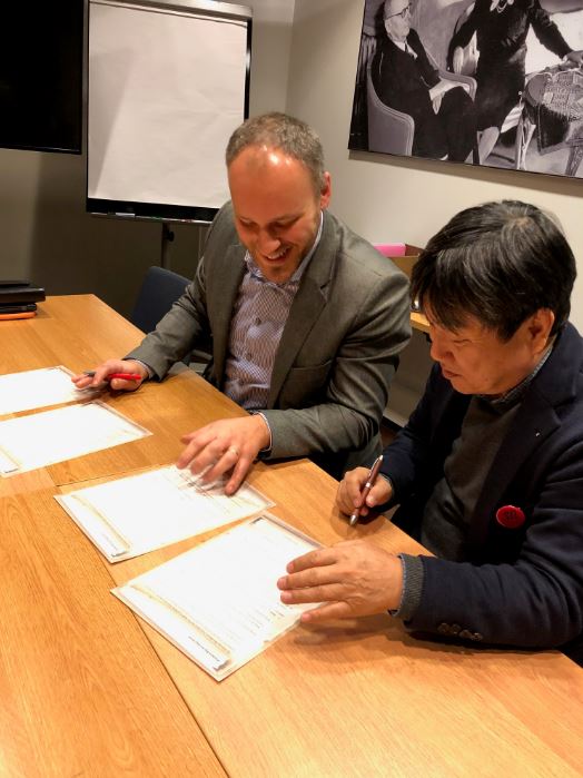 Estonian Woodhouse Association and Japanese Log House Association signed the agreement. Photo: Estonian Woodhouse Association