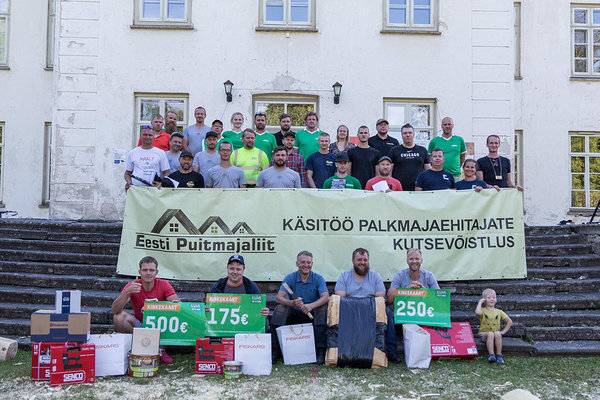 X Kutsevõistluse osalejad, korraldajad ja sponsorid. Foto: Kaie Kiil/Eesti Puitmajaliit