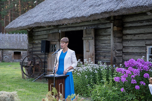 Eesti Vabariigi president Kersti Kaljulaid Mihkli talumuuseumis. Foto: Kaie Kiil/Eesti Puitmajaliit