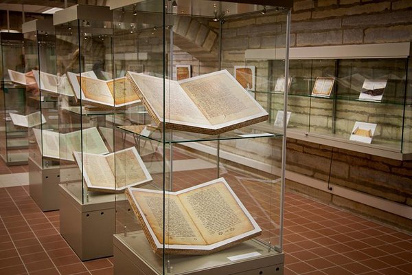 Septembris 2015 toimus rahvusraamatukogus näitus "Pühakiri. Käsikirjast Gutenbergini"