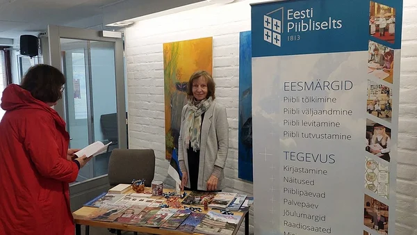 Piibliseltsi väljapanekut tutvustas Küllike Evartov