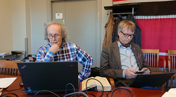 Põhjasaami piiblitõlkimise vastutavad spetsialistid Tuomas Magga ja Seppo Sipilä. 