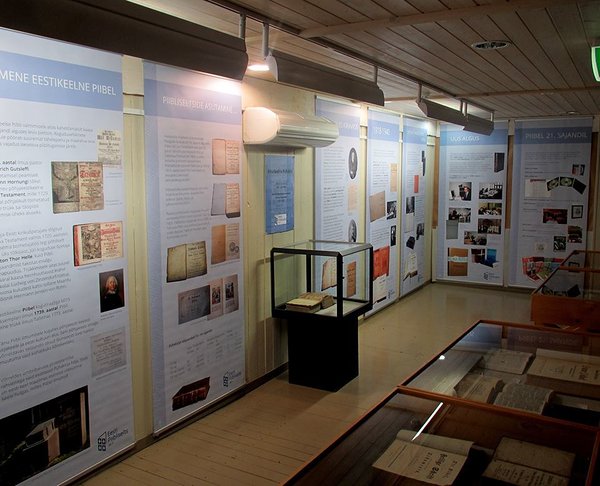 Mahtra muuseum on korraldanud koos piibliseltsiga näitusi tihti. Pildil väljapanek "Emakeelne pühakiri" 2016. aastal.