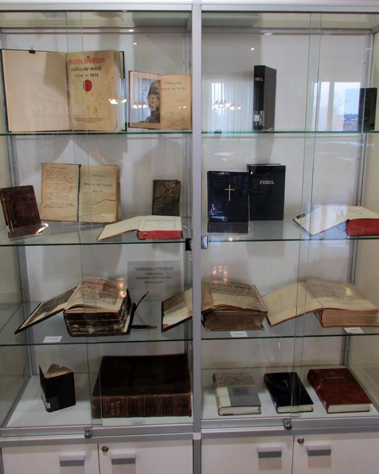  Raamatukogu oli üles seadnud vaimuliku kirjanduse näituse „Piibel – põlvkondade pärand“. 