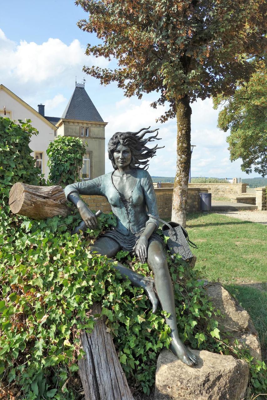 Statue de Tendre Violette d&#x27;après Jean-Claude Servais