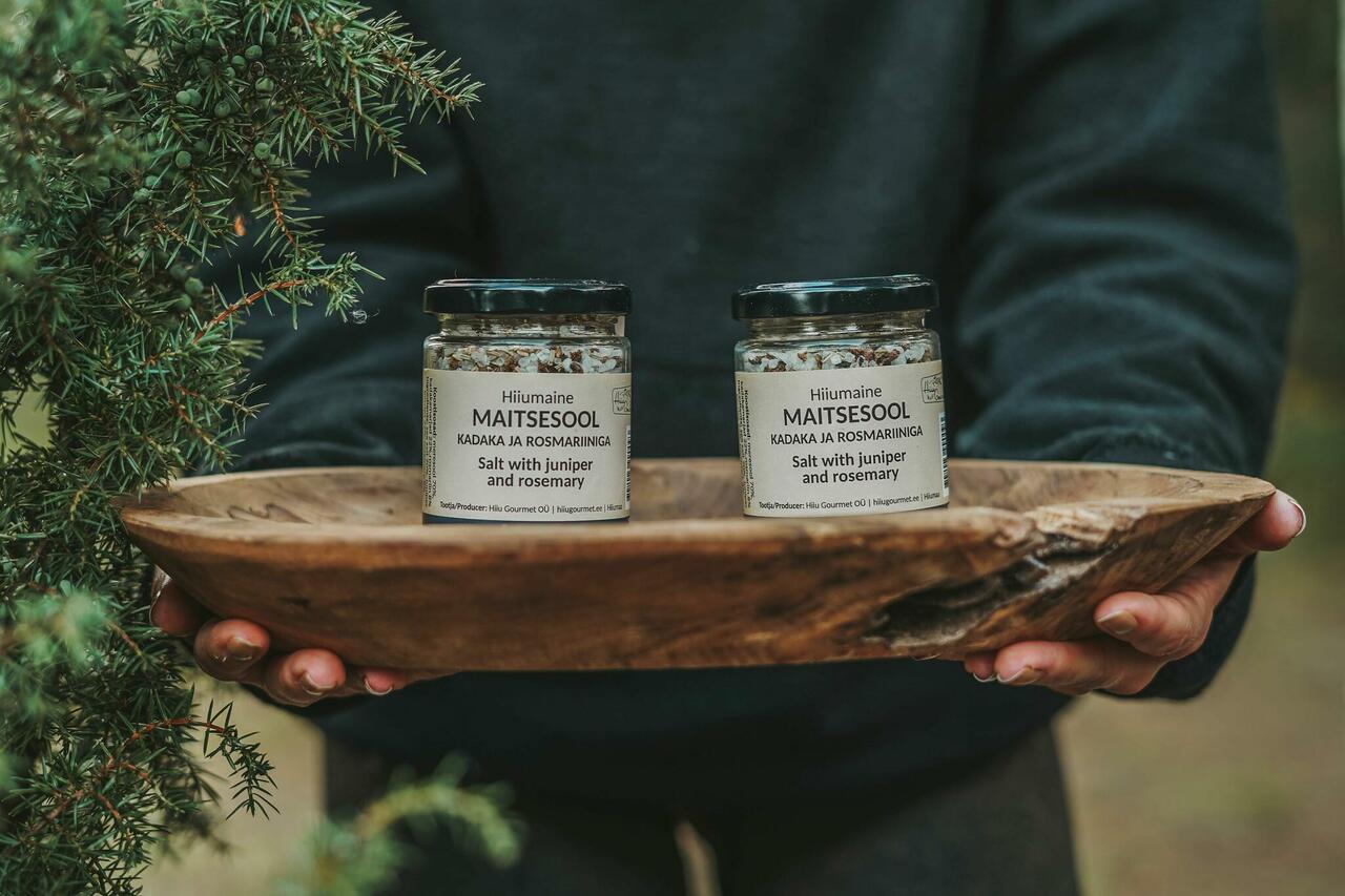 Hiiumaine maitsesool kadaka ja rosmaroiiniga sobib muu hulgas ahjukartulite maitsestamiseks