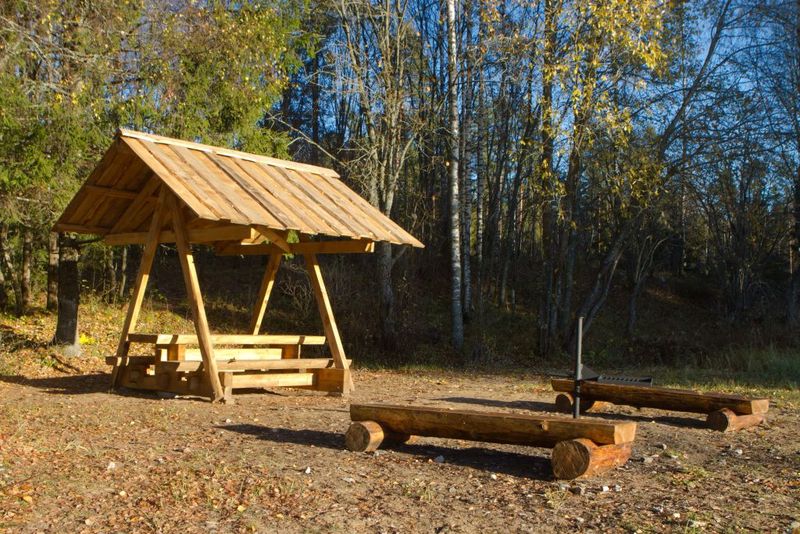Место для палаток в Хийевески - открытая места для костра с решеткой для гриля 