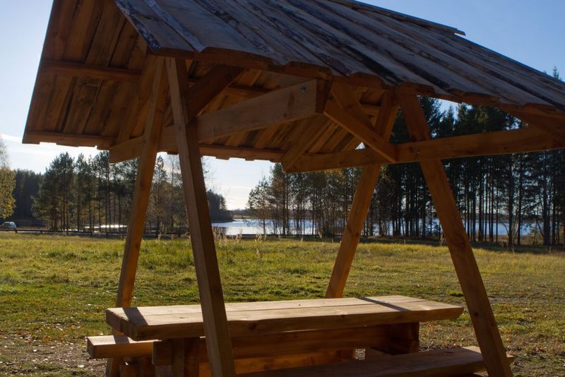 Место для палаток в Хийевески - стол-скамьи с навесом