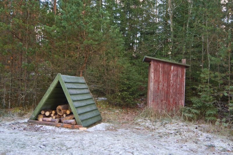 Mägede campfire site - firewood shelter