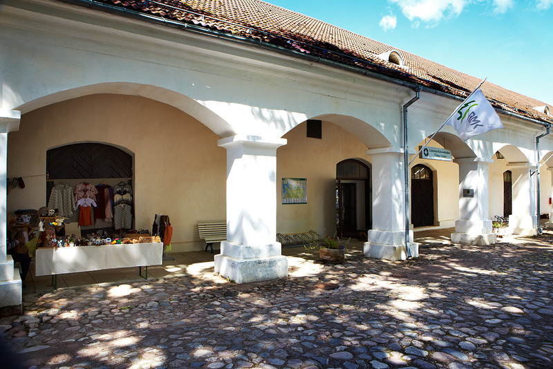  Лахемааский посетительский центр находится в бывшей конюшне-сарае усадьбы Палмсе.