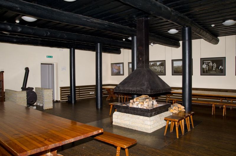 Ojaäärse fireplace and dining room
