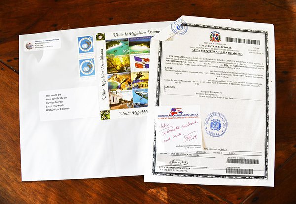 Un acta dominicana de matrimonio ya legalizada y apostillada, a punto de ser enviado por correo a un cliente nuestro